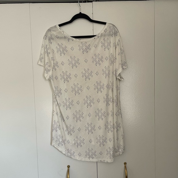 NWT gap factory luxe tshirt. White with deep, navy blue pattern. Super soft! XXL - Picture 11 of 16